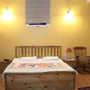 the-royale-oaks-hotel.shimlahotels.net/